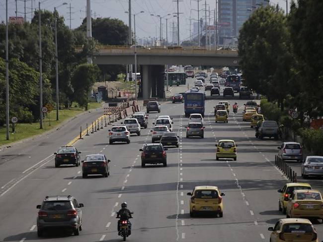 La Secretaría de Hacienda de Bogotá recordó que los propietarios de los vehículos tienen plazo hasta este viernes 27 de agosto de pagar el impuesto vehicular. Foto: Colprensa - Álvaro Tavera