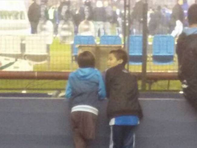 La foto del pequeño Santiago compartiendo sus muletas con su amigo Yamil en la despedida de Diego Milito emocionó a muchos.. Foto: