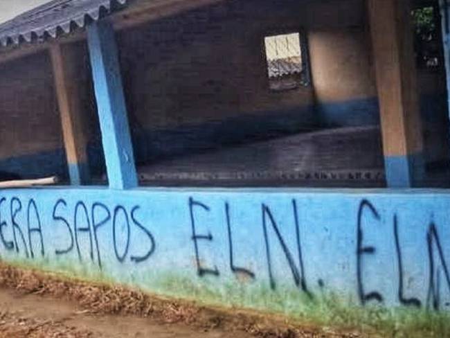En los letreros pintados se amenaza a quienes señalan como colaboradores del ELN. Crédito: Red de Apoyo Cauca.