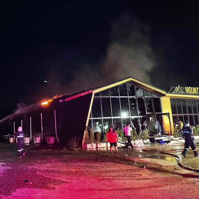 Un incendio en un club nocturno en la madrugada del 5 de agosto de 2022. Foto: EFE/EPA/SAWANG ROJANA THAMMASATHAN RESCUE FOUNDATION HANDOUT