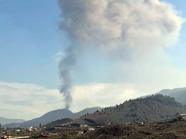 Según el sistema de satélites de observación terrestre Copernicus, la lava del volcán en la isla canaria de La Palma ha afectado ya 513 viviendas. Foto: DESIREE MARTIN/AFP via Getty Images