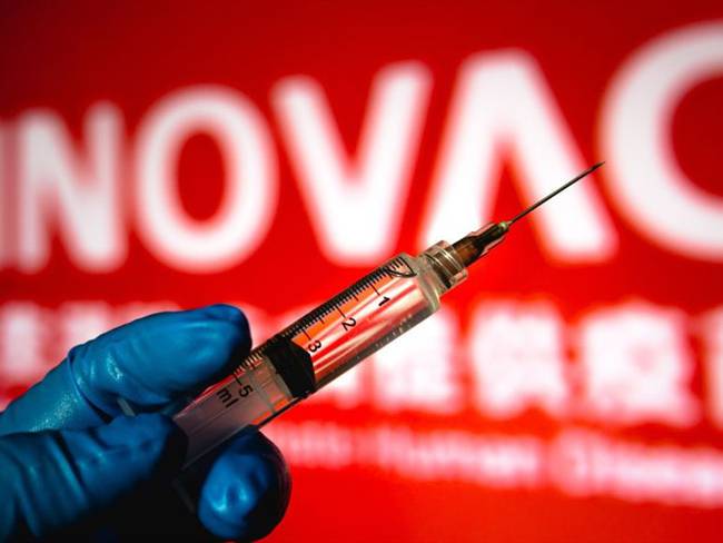 El Gobierno Nacional informó que este 13 de septiembre llegaron a Colombia 2.097.000 dosis de vacunas de Sinovac contra el COVID-19. Foto: Getty Images / RAFAEL HENRIQUE