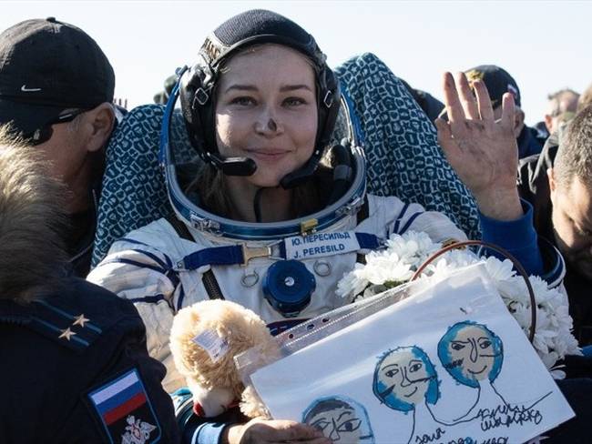 Julia Peresild regresa a la Tierra con Klim Shipenko tras grabar escenas de una película en el espacio. Foto: Getty Images/Sergei Savostyanov