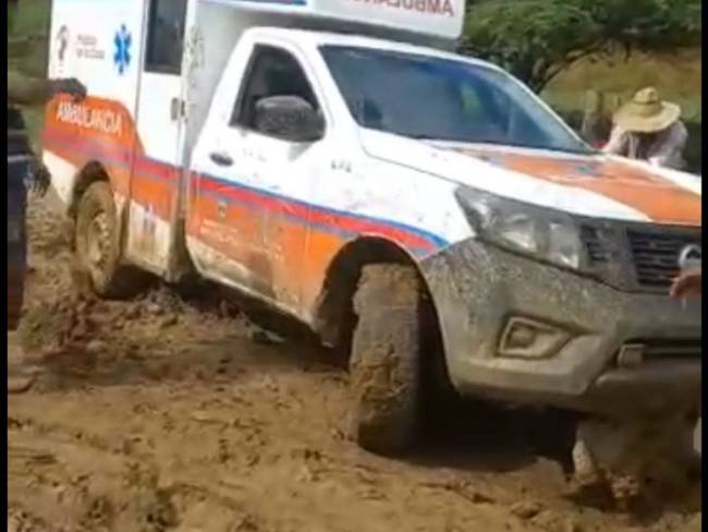 Ambulancia en el Magdalena quedó atrapada en el lodo cuando trasladaba un paciente