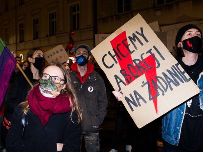 La gente que sale ahora a la calle sale para abolir el Gobierno. A partir de las cuestiones feministas se formó una revolución: Klementyna Suchanow. Foto: Getty Images
