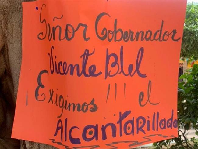 Los habitantes a través de carteles le piden al gobernador y a las autoridades para que se pronuncien sobre el tema. . Foto: W Radio / Johana Fuentes