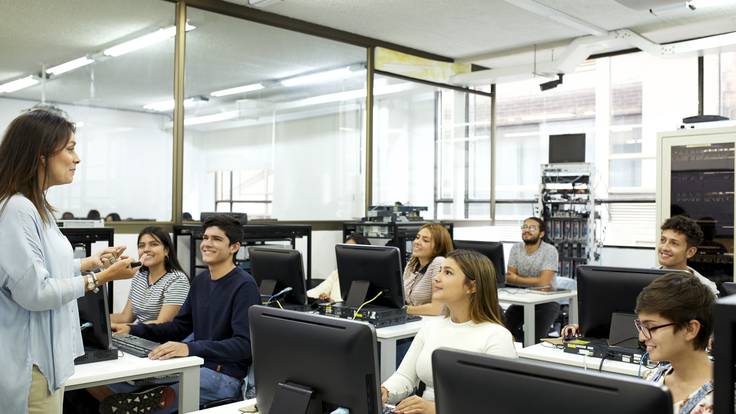 Estudiantes en un salón de clases de Universidad utilizando computadores / Foto: GettyImages