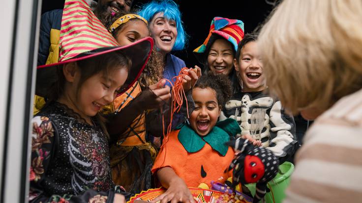 Niños pidiendo dulces el 31 de octubre durante la celebración de Halloween / Foto: GettyImages