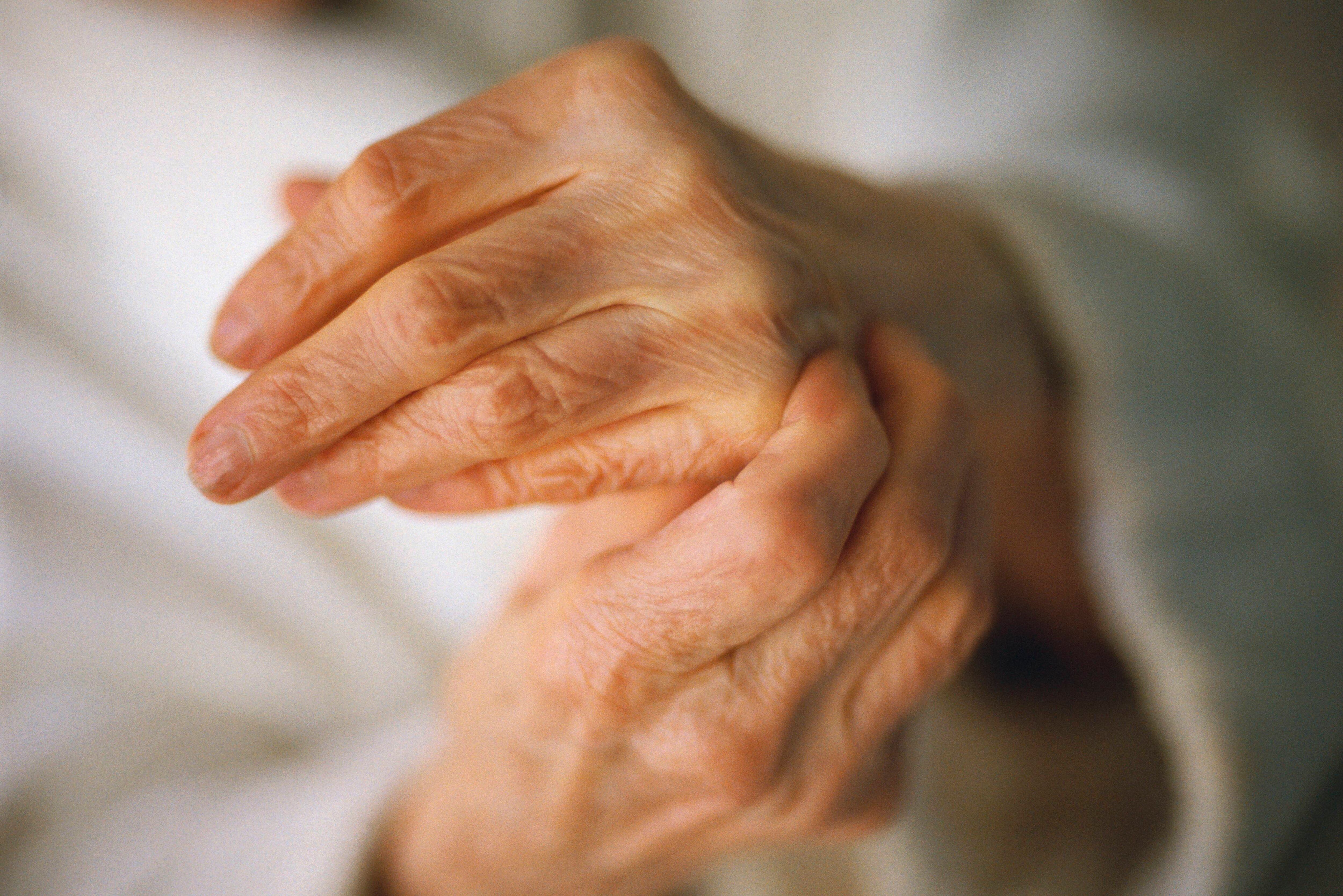 Сильная боль в суставах рук. Пожилые люди суставы. Ревматоидный артрит у пожилых людей. Суставы пожилых.
