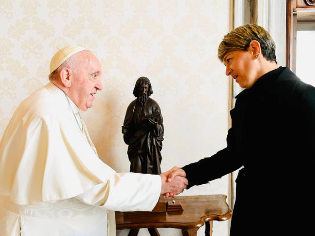 Papa Francisco y la primera dama, Verónica Alcocer. Foto: Vatican media.