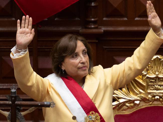 Dina Boluarte saluda a los miembros del Congreso luego de jurar como nueva Presidenta horas después de que el expresidente Pedro Castillo fuera acusado en Lima, el 7 de diciembre de 2022.