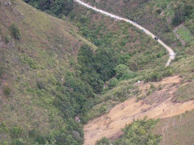 Durante las últimas horas se conoció que en el kilómetro 21 de la vía entre Garzón – Neiva en el Huila, se perdió parte de la carretera, más exactamente en el sector conocido como Bengala/ Referencia. Foto: Colprensa