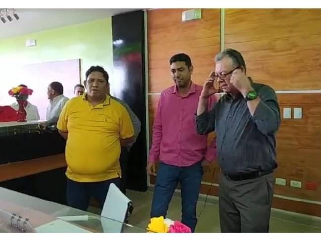 Venancio Porras (de camiseta amarilla) acompañando al rector Parra en la entrega de unas obras en una de las sedes de la Universidad de Cartagena. Crédito: Tomada de redes de Unicartagena.