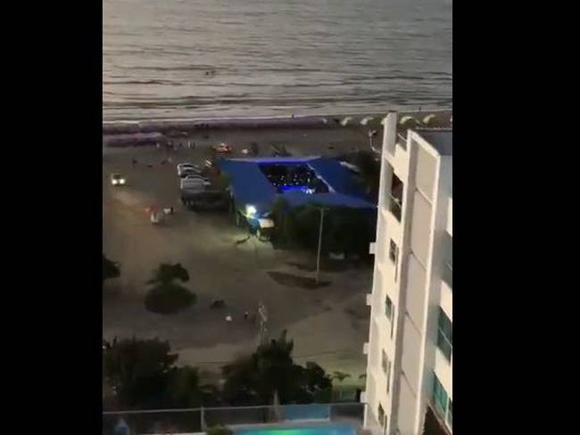 Las interminables rumbas en establecimiento que está en zona de playa de La Boquilla tiene afectados a residentes de edificios y conjuntos residenciales en la zona. Crédito: Foto/captura de pantalla de video suministrado.
