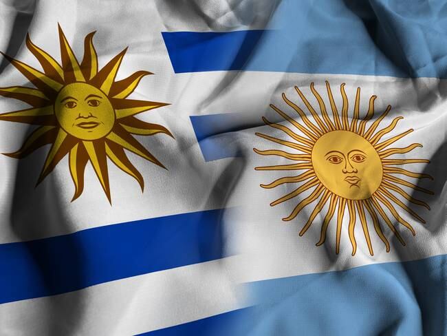 Banderas de Uruguay y Argentina imagen de referencia. Foto: Getty Images.