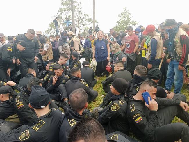 Policías retenidos en San Vicente del Caguán por Guardia Campesina. Foto: Suministrada.