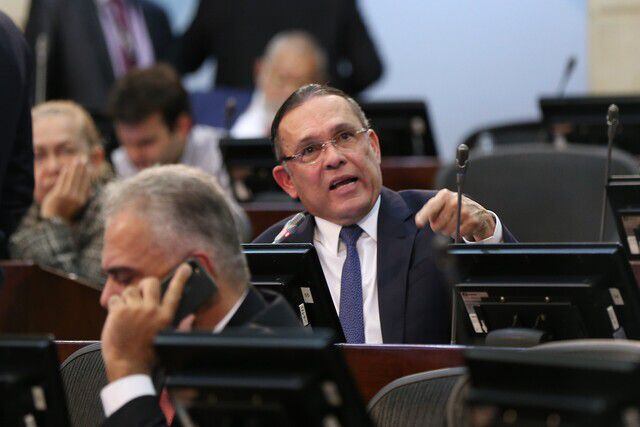 Renuncia de Efraín Cepeda: ¿qué pasa al interior del Partido Conservador?