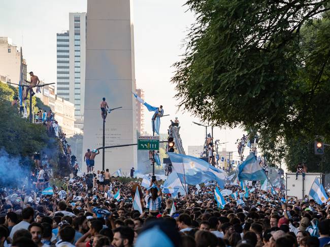 Fans de la selección argentina en la ciudad de Buenos Aires apoyando a su equipo el día de la final de la Copa Mundial de la FIFA Qatar 2022 contra la selección de fútbol de Francia frente al obelisco de la Plaza de la República, Buenos Aires, Argentina.