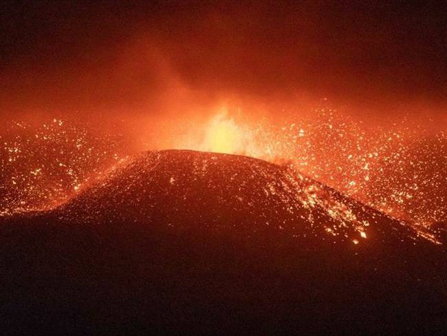El volcanólogo Rubén López indicó en La W que la fase explosiva en la que se encuentra el volcán durará varios días. . Foto: Kike Rincon/Europa Press via Getty Images