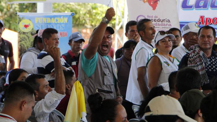 AME5516. TIBÚ (COLOMBIA), 08/10/2023.- Asistentes gritan consignas durante la instalación de la mesa de diálogo entre el Gobierno y la principal disidencia de las FARC, hoy, en el municipio de Tibú, en la convulsa región del Catatumbo (Colombia). Entre gritos de los miles de campesinos que asistieron, las delegaciones del Gobierno y del Estado Mayor Central (EMC), principal disidencia de las FARC, dilatan este domingo la instalación de la mesa de diálogo y el arranque del cese al fuego bilateral. Con varias horas de retraso -la convocatoria era a las 8 de la mañana y las actividades culturales previas a la instalación arrancaron pasadas las 12 del día-, la tensión fue creciendo en la cancha de fútbol donde ambas delegaciones reunidas no pronunciaron palabra ante el enfado de los asistentes. EFE/ Mario Caicedo