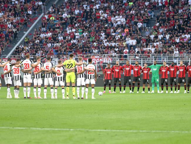 Milan (Italy), 19/09/2023.- Milan and Newcastle players stand a minute of silence in honor of the victims of the earthquake that hit Morocco and the flood that hit Libya before the UEFA Champions League group F soccer match between AC Milan and Newcastle United, in Milan, Italy, 19 September 2023. (Terremoto/sismo, Liga de Campeones, Italia, Libia, Marruecos) EFE/EPA/MATTEO BAZZI