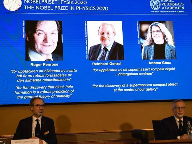 Los investigadores Roger Penrose, Reinhard Genzel y Andrea Ghez lograron el Nobel de Física 2020. Foto: Getty Images / FREDRIK SANDBERG