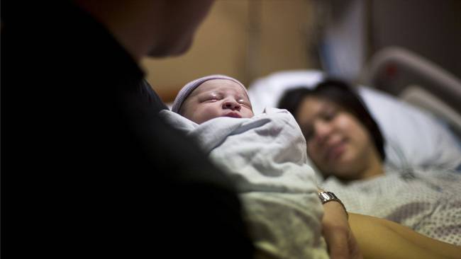 La ley amplía la licencia de paternidad de ocho días a dos semanas, y a cinco semanas de manera gradual. Foto: Getty Images / RUBBERBALL