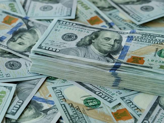 Mujer recibe por error de un banco mil millones de dólares. Foto: Getty Images