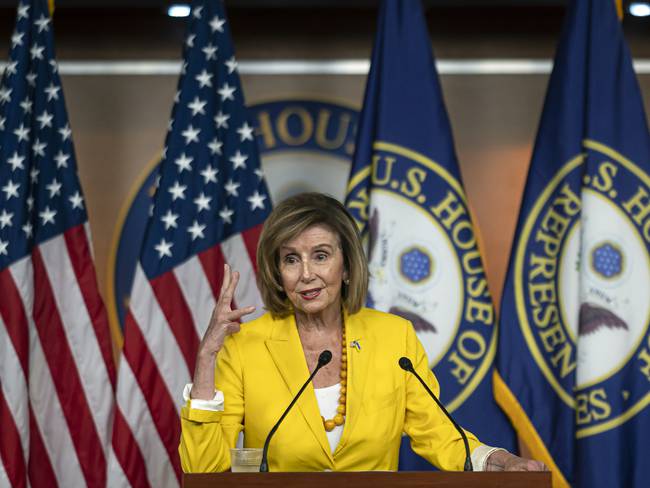 Nancy Pelosi, presidenta de la Cámara de Representantes de Estados Unidos, habló en una conferencia ante el Capitolio, el 21 de julio de 2022. (Photo by Nathan Howard/Getty Images)