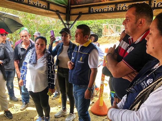 Hasta el sector de La Esmeralda, vereda Chontaduro, llegaron funcionarios de la Unidad Nacional de Gestión del Riesgo para escuchar las exigencias de la población. Crédito Unidad Nacional de Gestión del Riesgo. 