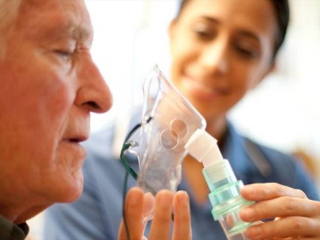 Por error, médicos le lavaron los pulmones con detergente a un anciano y falleció. Foto: Getty Images