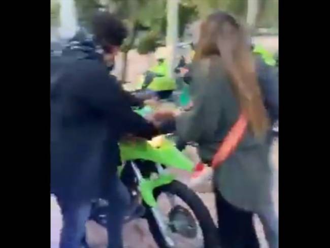 La representante a la Cámara de la Alianza Verde, Katherine Miranda se refirió a las agresiones que denunció de la Policía y aseguró que la golpearon con una moto. Foto: @MirandaBogota en Twitter