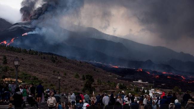 Ciudadanos observan la erupción del volcán Cumbre Vieja en Isla Palma, España. Foto: Getty Images/Anadolu Agency
