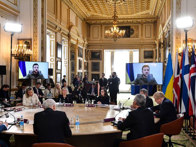 Foto de referencia de Volodímir Zelenski, el presidente de Ucrania, en reunión por videollamada con el Gobierno británico. (Photo by Justin Tallis - WPA Pool/Getty Images)