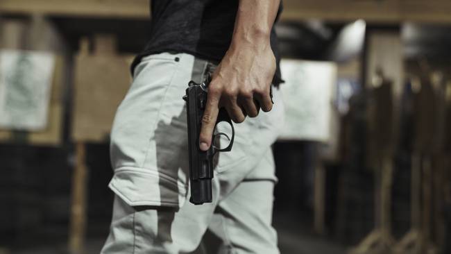 Imagen de referencia de hombre armado con una pistola