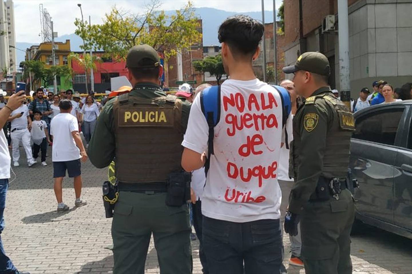 Camiseta No A La Guerra De Duque Uribe 