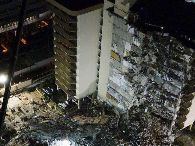 Derrumbe del edificio Champlain Towers South de Florida. Foto: Tayfun Coskun/Anadolu Agency via Getty Images