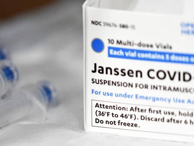 Llegará a Colombia el primer cargamento de 480.000 vacunas contra el COVID-19 de Janssen, la filial de Jonhson & Jonhson. Foto: Getty Images / PAUL HENNESSY