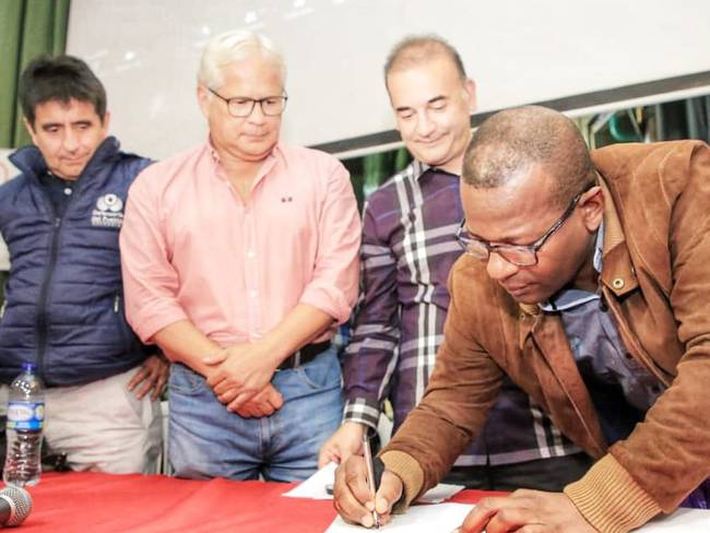 Autoridades, campesinos y otras organizaciones sociales firmaron nuevos acuerdos. Crédito: Gobernación del Cauca.