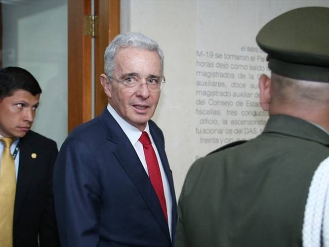 Los firmantes mencionan la cifra de 6.402 falsos positivos mencionada por la JEP, que habrían sucedido en la presidencia de Álvaro Uribe entre 2002 y 2008. Foto: Colprensa / CAMILA DÍAZ