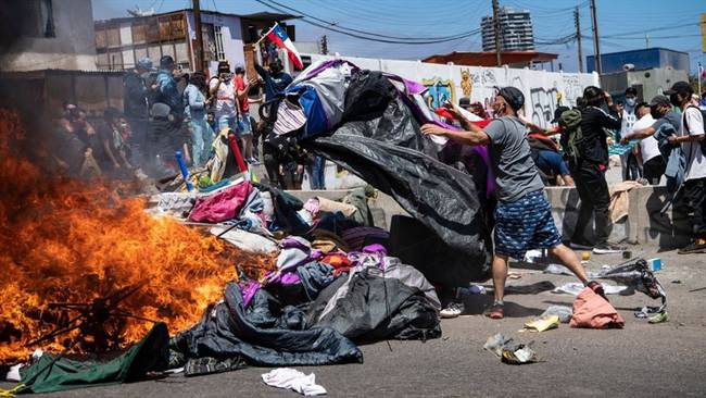 Tres detenidos por quemar pertenencias de migrantes venezolanos en Chile. Foto: Getty Images