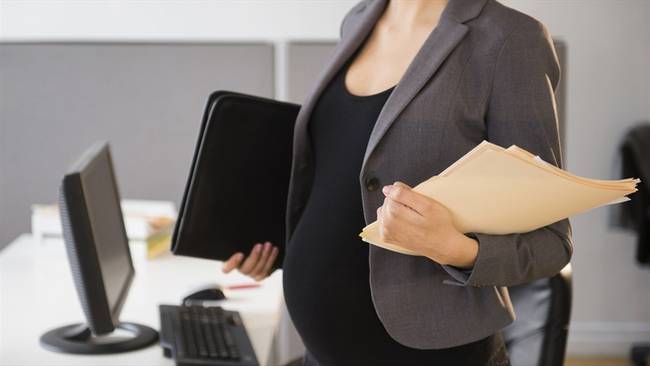 Una trabajadora de una empresa no puede ser despedida en razón a su embarazo, según el artículo 239 del Código Sustantivo del Trabajo . Foto: Getty Images / JGI JAMIE GRILL