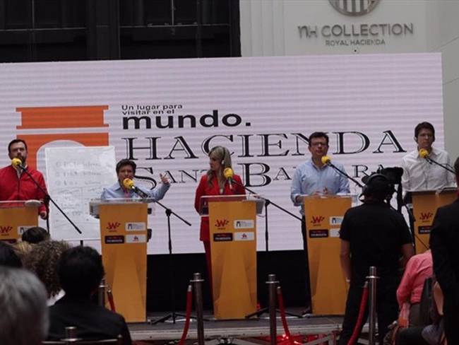 Durante el debate, los candidatos tuvieron altercados verbales por diferencias de opinión . Foto: La WCon Vicky Dávila