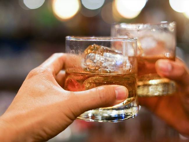Más de 25 personas han muerto por alcohol adulterado durante 2020. Foto: Getty Images / KRISANAPONG DETRAPHIPHAT