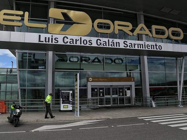 Una persona perdió la vida al caer desde el segundo piso del aeropuerto El Dorado. Foto: Colprensa
