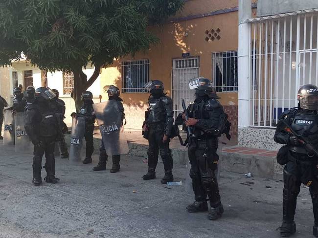 Escuadrón antidisturbios  en el  barrio Pescaíto / Montiner Alvys.