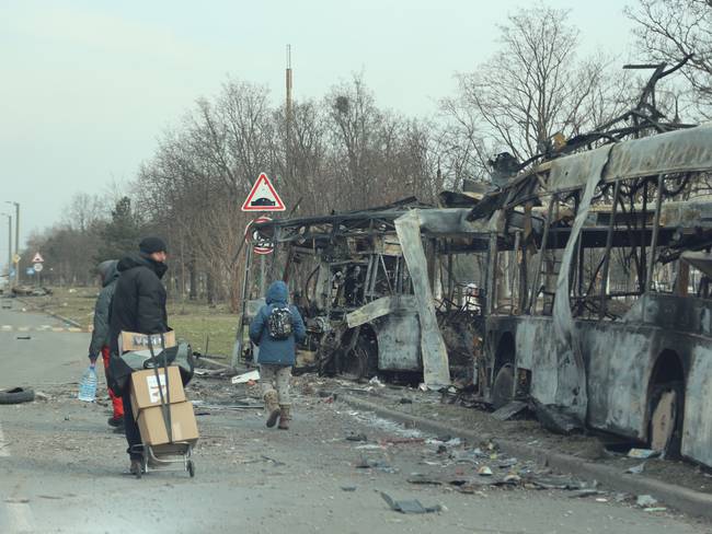 Foto de referencia de la salida de refugiados de Mariúpol, en Ucrania, tras los ataques rusos. (Photo by Leon Klein/Anadolu Agency via Getty Images)