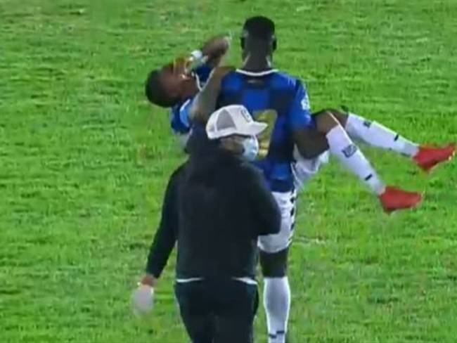 Jugador del Boyacá Chicó sacó alzado a su compañero por falta de camillas. Foto: Twitter: @miguel_ma07