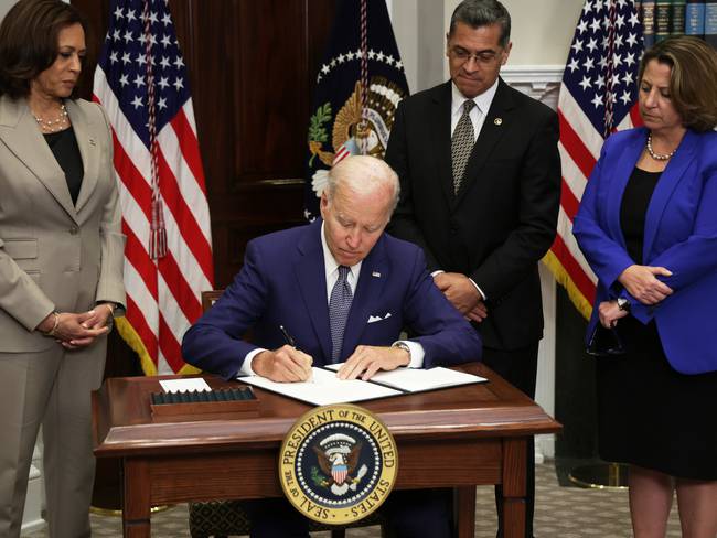 Biden firmó un decreto para contrarrestar la sentencia de la Corte sobre el aborto