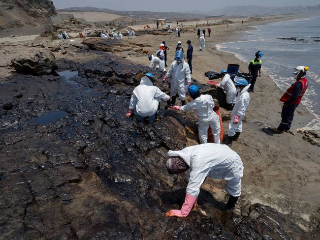 Derrame de petróleo en Perú: la tragedia ambiental deja 20 playas envenenadas
